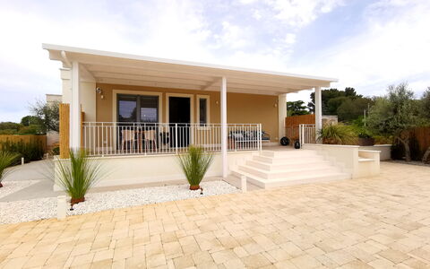 Apartments In Villa Selva, Locorotondo, Puglia: Plante, Nuage, Ciel, Propriété, Bâtiment, Maison, Lot Terre, Ombre, Porte, Arbre