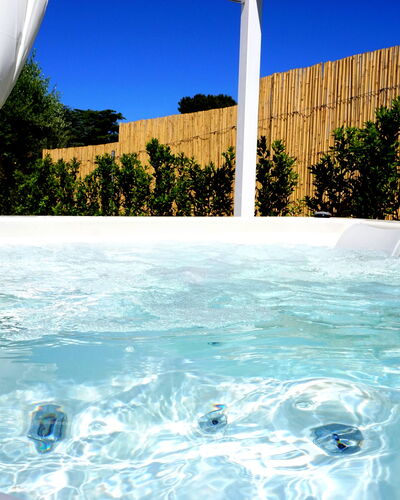 Apartments In Villa Selva, Locorotondo, Puglia: L'Eau, Jour, Bâtiment, Ciel, Lumière, Bleu, Piscine, Vert, Monde, Bleu Azur