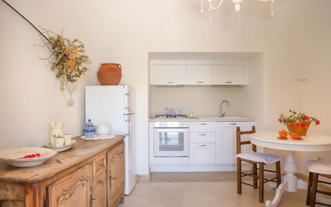 Country Trullo Verde, Wifi, Alberobello: Cabinetry, Meubles, Propriété, Comptoir, Tiroir, Orange, Design Intérieur, Bois, Évier, Bâtiment