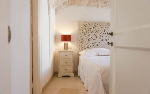 Country Trullo Verde, Wifi, Alberobello: Meubles, Confort, Bâtiment, Lampe, Bois, Cadre De Lit, Cabinetry, Design Intérieur, Oreiller, Tiroir