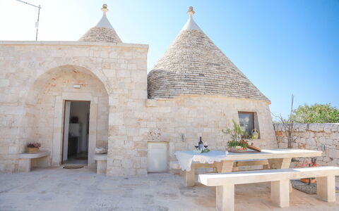Country Trullo Verde, Wifi, Alberobello: Ciel, Plante, Table, Mobilier De Jardin, Porte, Paysage, Zone Rurale, Chalet, Façade, Extérieur Banc