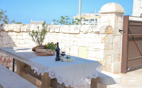 Country Trullo Verde, Wifi, Alberobello: Ciel, Jour, Propriété, Table, Bleu Azur, Chaise, Plante, Mobilier De Jardin, Tableau De Plein Air, Nappe De Table