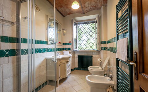 Montelucci Chianti Agrivilla: Propriété, Évier, Luminaire Plomberie, Miroir, Robinet, Salle De Bains, Fenêtre, Design Intérieur, Architecture