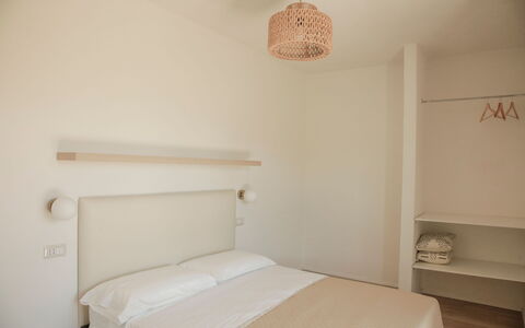 Villa Mariarosaria - Dimora Esclusiva con Piscina: Chambre, Lit, Design Intérieur, Drap De Lit, Literie, Plafond, Sol, Cadre De Lit, Meubles, Pièce