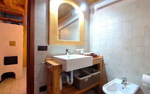 Baita Mountain View Pale San Martino: Miroir, Robinet, Évier, Luminaire Plomberie, Propriété, Lavabo, Salle De Bains, Bois, Bâtiment, Design Intérieur