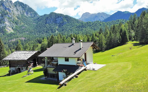 Baita Mountain View Pale San Martino: Nuage, Ciel, Propriété, Montagne, Vert, Bâtiment, Paysage Naturel, Arbre, Lot Terre, Plante