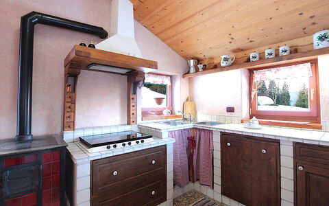 Baita Mountain View Pale San Martino: Cabinetry, Comptoir, Propriété, Meubles, Tiroir, Cuisine, Bois, Design Intérieur, Fenêtre, Éclairage