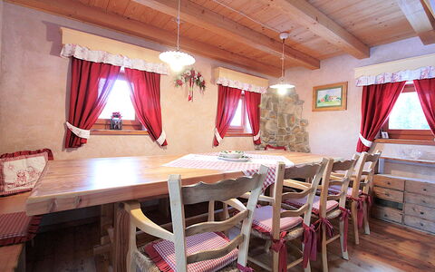 Baita Mountain View Pale San Martino: Meubles, Table, Rideau, Bâtiment, Design Intérieur, Bois, Chaise, Décoration, Immobilier, Maison