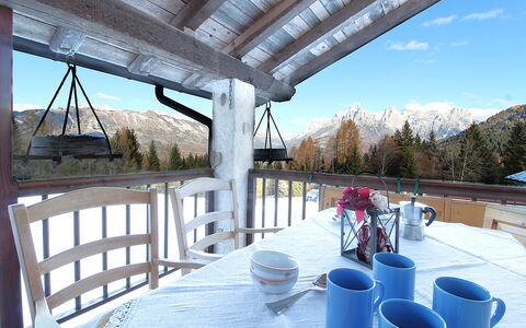 Baita Mountain View Pale San Martino: Ciel, Propriété, Vaisselle, Table, Arbre, Porche, Nuage, Ombre, Loisir, Clôture