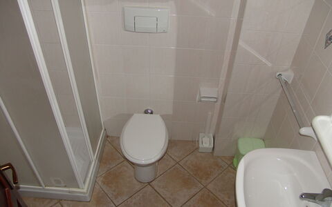Bilocale Apartments Seaside: Salle De Bains, Siège De Toilette, Toilette, Luminaire Plomberie, Mur, Sol, Sol, Blanc, Plomberie, Design Intérieur