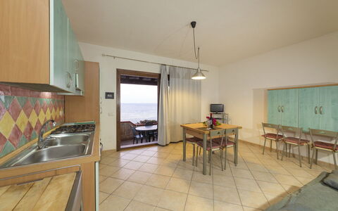 Villetta Seaside Sardegna: Meubles, Sol, Bois, Sol, Design Intérieur, Table, Chaise, Table Cuisine Et Salle A Manger, Pièce, Mer