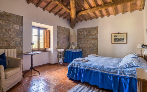 La Palazzina, Ville Di Corsano, Home And Pool: Mur, Meubles, Linge, Domicile, Chambre, Cadre De Lit, Mur De Pierre, Lit, Chaise, Literie