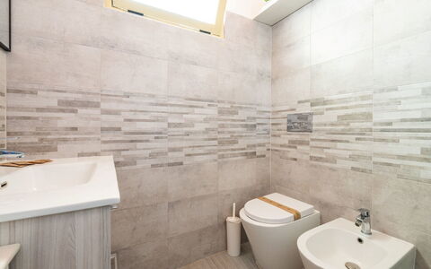 Doxina: Sol, Sol, Luminaire Plomberie, Siège De Toilette, Toilette, Salle De Bains, Design Intérieur, Tuile, Plomberie