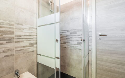Doxina: Sol, Sol, Salle De Bains, Luminaire Plomberie, Tuile, Porte De Douche, Toilette, Plomberie
