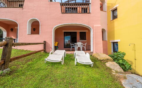 Apartments In Country Village Near Stintino: Mobilier De Jardin, Hacienda, Hôtel, Recours, Villa, Balcon, Ville Resort, Balancelle