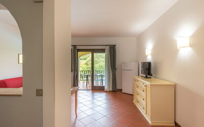 Le Canne with Shared Pool: Design Intérieur, Plafond, Sol, Sol, Pièce, Tache De Bois, Dur, Électroménager, Table Cuisine Et Salle A Manger, Salon