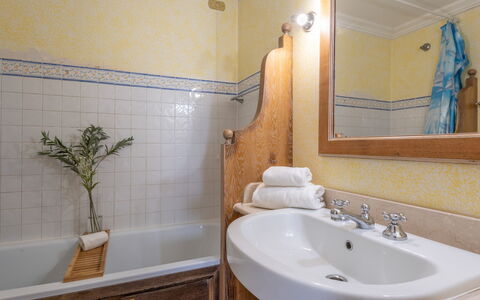 Villetta Mare Blu With Pool, Country Village, Stin: Salle De Bains, Lavabo, Luminaire Plomberie, Mur, Design Intérieur, Évier, Sol, Robinet, Miroir, Sol