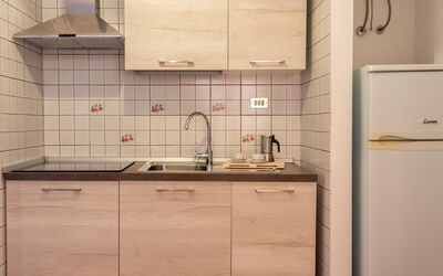 Casa Pavoncelle Apartments in Gallura - Casa Porto: Cuisine, Comptoir, Evier, Appareil De Cuisine, Cabinetry, Évier, Principaux Appliance, Luminaire Plomberie, Bois, Sol