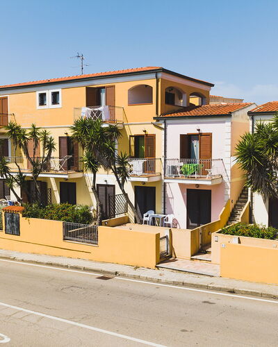 Casa Pavoncelle Apartments In Gallura: Bâtiment, Fenêtre, Zone Résidentielle, Ville, Façade, Quartier, Maison, Domicile, Design Urbain, Établissements Humains
