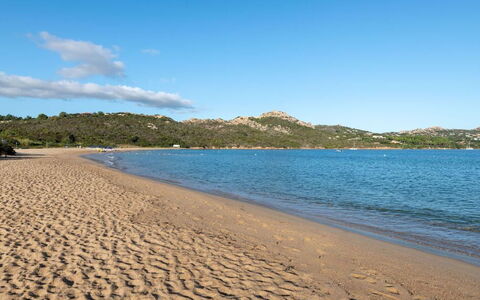 Casa D'orso Green Village Sardegna: L'Eau, Nuage, Ciel, Ressources En Eau, Bleu Azur, Plage, Arbre, Paysage Naturel, Cotiers Et Relief Océaniques, Banque