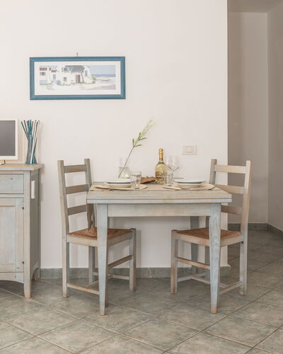 Casa D'orso Green Village Sardegna: Table, Cabinetry, Meubles, Propriété, Bâtiment, Bureau, Tiroir, Chaise, Éclairage, Bureau D'Ordinateur