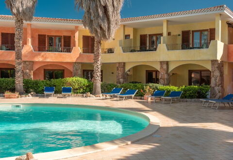 Casa Faro Green Village Sardegna: L'Eau, Plante, Bâtiment, Propriété, Fenêtre, Bleu Azur, Architecture, Arbre, Ciel, Loisir