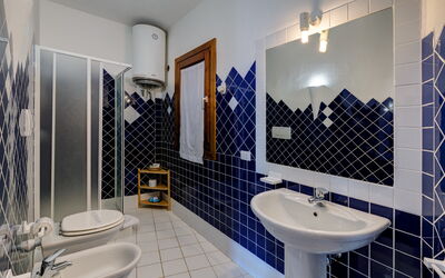 Casa Faro 4 Green Village Sardegna: Robinet, Miroir, Luminaire Plomberie, Évier, Propriété, Lavabo, Salle De Bains, Violet, Éclairage, Design Intérieur