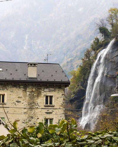 Borgonuovo Waterfall'S House: Piscine, Recours, Composite, Mobilier De Jardin, Ombre, Hôtel, Eco Hôtel, Caractéristique De L'Eau, Thermes