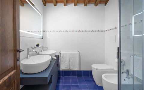 La Capanna, Borgo Campassini, Monteriggioni: Salle De Bains, Sol, Luminaire Plomberie, Évier, Lavabo, Mur, Sol, Design Intérieur, Robinet, Plomberie