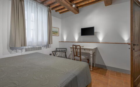 Le Torri, Borgo Campassini, Monteriggioni: Design Intérieur, Plafond, Pièce, Cadre De Lit, Chambre, Dur, Tache De Bois, Cadre, Lampe, Luminaire