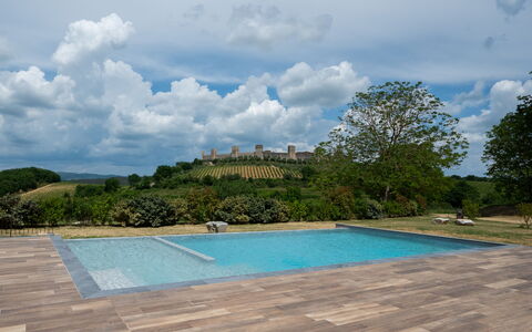 Il Borgo, Borgo Campassini, Monteriggioni: Piscine, Jardin, Dalle, Aménagement Paysager, Ombre, Parquet, Passerelle, Arrière-Cour, Mobilier De Jardin, Tuile