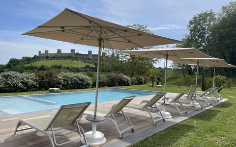 Il Borgo, Borgo Campassini, Monteriggioni: Meubles, Parapluie, Mobilier De Jardin, Chaise, Ombre, Tableau De Plein Air, Table, Balancelle, Jardin, Canopée
