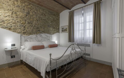 La Piazzetta, Borgo Campassini, Monteriggioni: Design Intérieur, Chambre, Meubles, Plafond, Lit, Pièce, Sol, Sol, Literie, Éclairage