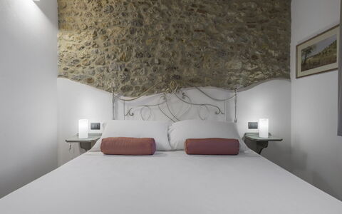 La Piazzetta, Borgo Campassini, Monteriggioni: Mur, Chambre, Design Intérieur, Lit, Literie, Drap De Lit, Plafond, Sol, Linge, Pièce