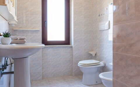 Remo: Sol, Luminaire Plomberie, Sol, Salle De Bains, Siège De Toilette, Toilette, Design Intérieur, Évier, Robinet, Plomberie