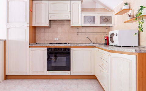 Remo: Cuisine, Cabinetry, Principaux Appliance, Bois, Appareil De Cuisine, Design Intérieur, Comptoir, Meubles, Sol, Placard