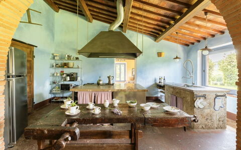 Podere Monti: Meubles, Design Intérieur, Bois, Domicile, Sol, Maison, Cuisine, Table, Plafond, Chaise