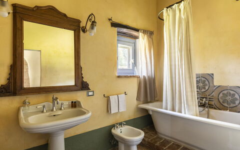 Podere Monti: Salle De Bains, Luminaire Plomberie, Mur, Design Intérieur, Lavabo, Baignoire, Sol, Robinet, Évier, Sol