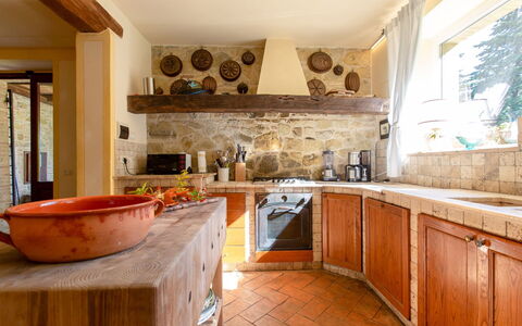 Villa la Felce: Design Intérieur, Cuisine, Meubles, Comptoir, Sol, Mur, Bois, Cabinetry, Sol, Plafond