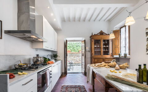 Villa Cerreta: Cuisine, Meubles, Domicile, Comptoir, Sol, Design Intérieur, Appareil De Cuisine, Maison, Électroménager, Éclairage