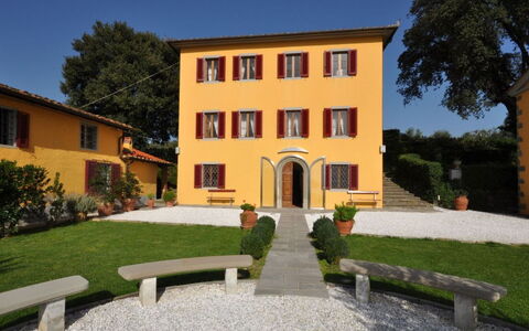 Villa Cerreta: Façade, Domicile, Biens, Jardin, Pelouse, Cour, Aménagement Paysager, Hacienda, Villa, Cour