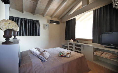 Villa le Selve: Meubles, Design Intérieur, Lit, Chambre, Plafond, Bois, Sol, Drap De Lit, Pièce, Literie