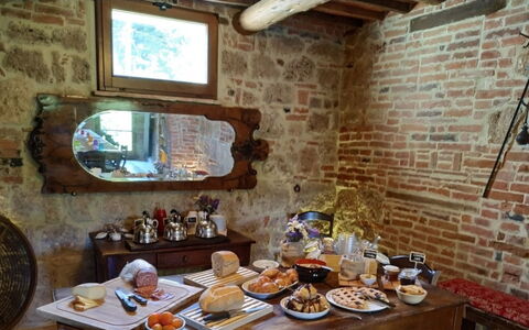 Podere della Bruciata: Meubles, Design Intérieur, Table, Chaise, Pièce, Brique, Cadre, Aliments, Restaurant, Plante D'Appartement