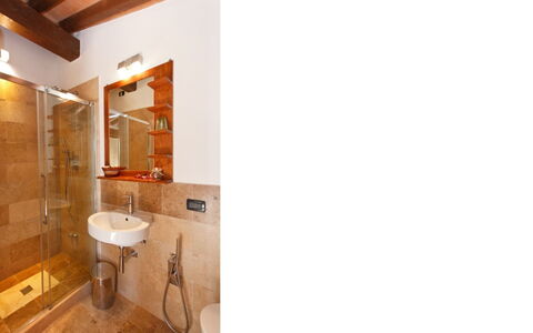 Podere della Bruciata: Sol, Design Intérieur, Mur, Luminaire Plomberie, Sol, Salle De Bains, Bois, Plafond, Lavabo, Évier