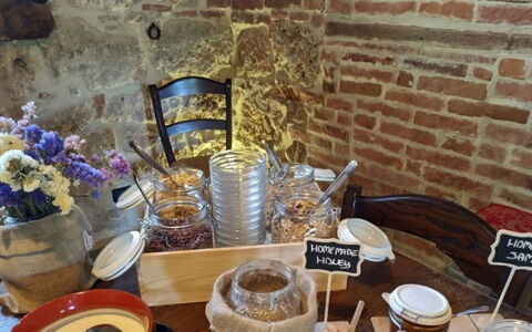 Podere della Bruciata: Meubles, Restaurant, Chaise, Tache De Bois, Serveware, Vaisselle, Aliments, Rayonnage, Table Cuisine Et Salle A Manger, Salle À Manger