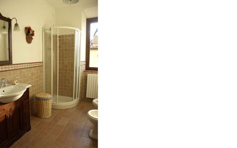 Podere dei Limoni: Sol, Design Intérieur, Sol, Bois, Luminaire Plomberie, Éclairage, Plomberie, Pièce, Lavabo, Salle De Bains