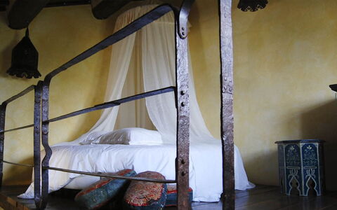 Poggio Aperto: Bois, Sol, Chambre, Lit À Baldaquin, Cadre De Lit, Lit, Linge, Literie, Dur