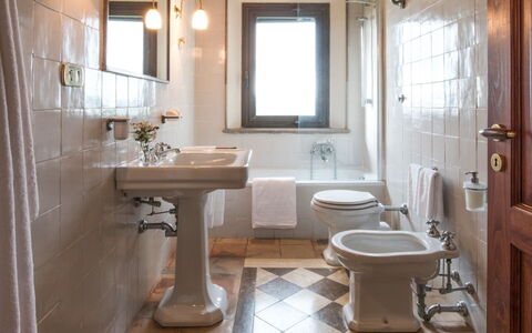 Villa Giuncheto: Luminaire Plomberie, Sol, Salle De Bains, Lavabo, Évier, Sol, Robinet, Plomberie, Porte, Appartement