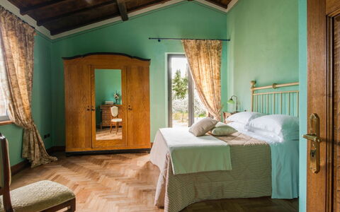 Villa Giuncheto: Meubles, Design Intérieur, Lit, Chambre, Mur, Sol, Sol, Bois, Pièce, Linge