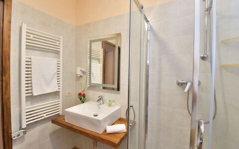 Bellaria: Design Intérieur, Sol, Meubles, Sol, Bois, Luminaire Plomberie, Pièce, Salle De Bains, Évier, Robinet